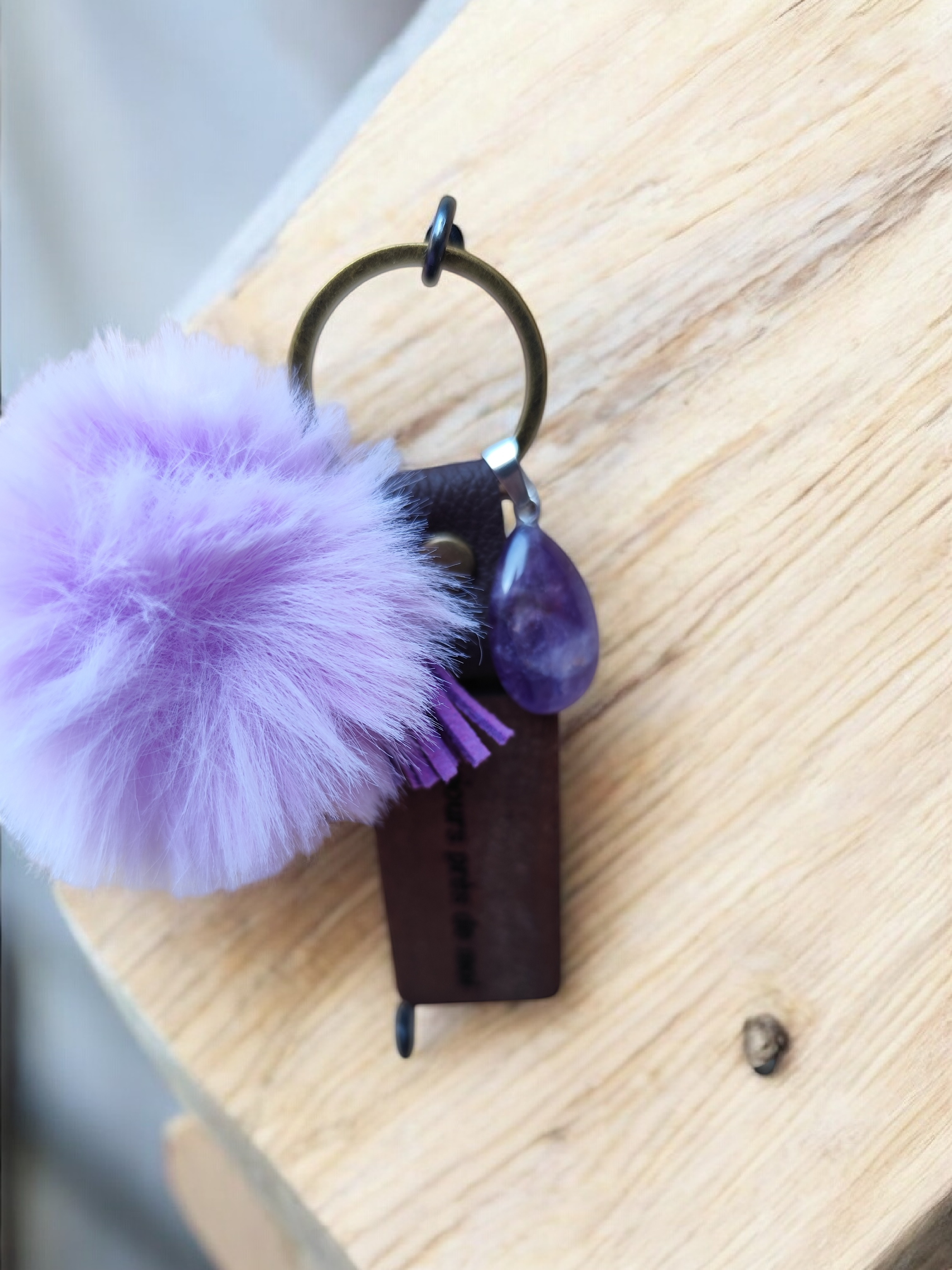 Porte-clé Énergie Douce – Pompon Lilas & Améthyste