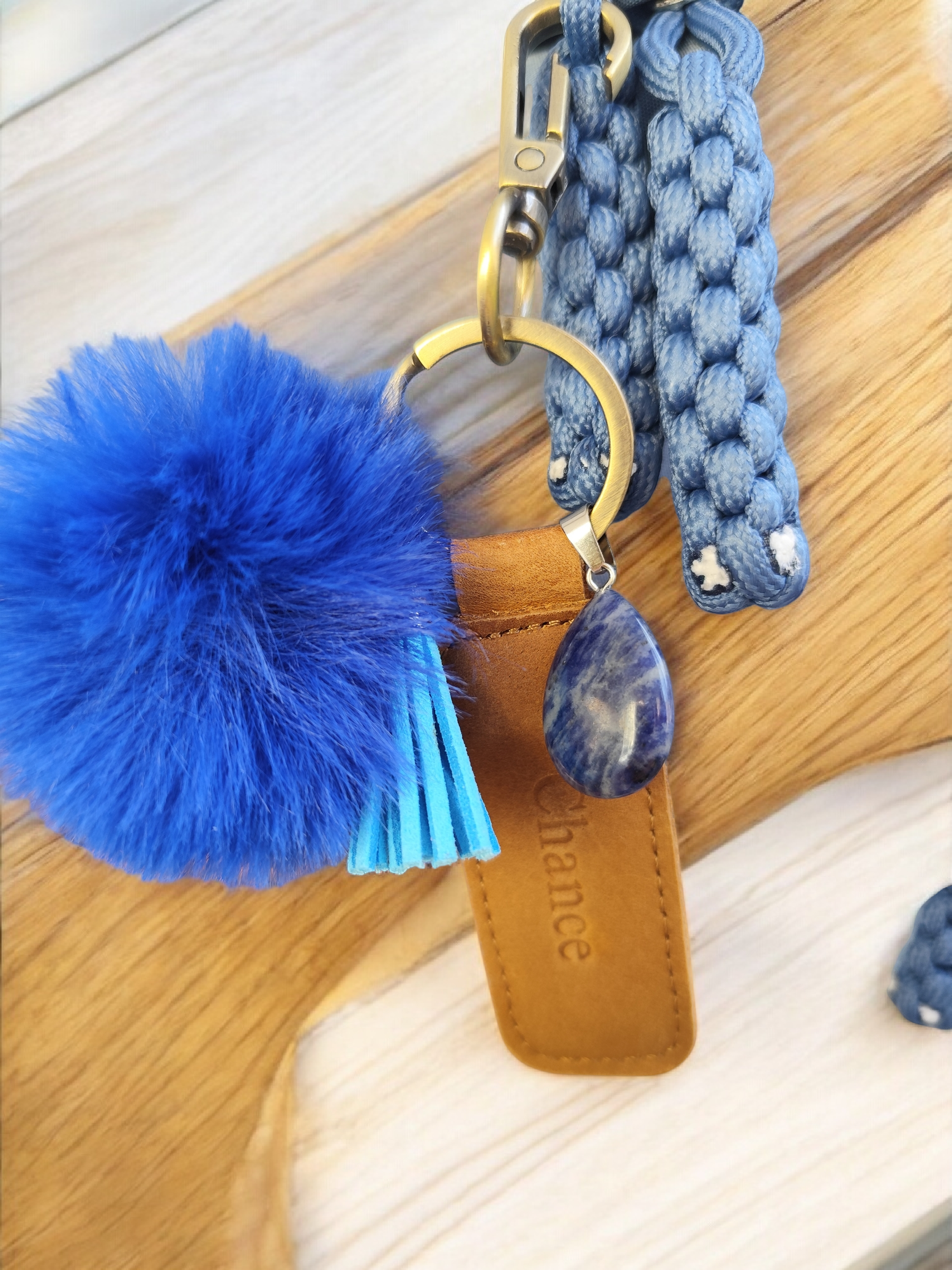 Porte-clé Énergie Positive “Harmonie Camel & Bleu” – Sodalite naturelle