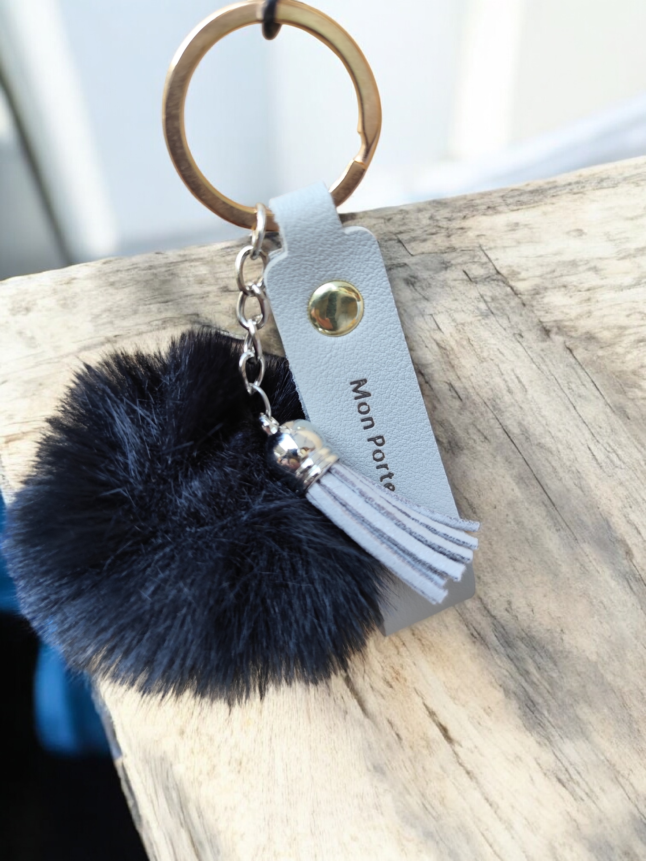 Porte-clé “Mon Porte-Bonheur” – Pompon Noir Élégance