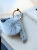Porte-clé “Mon Porte-Bonheur” – Gris Perle & Pompon Douceur  ✨ Description