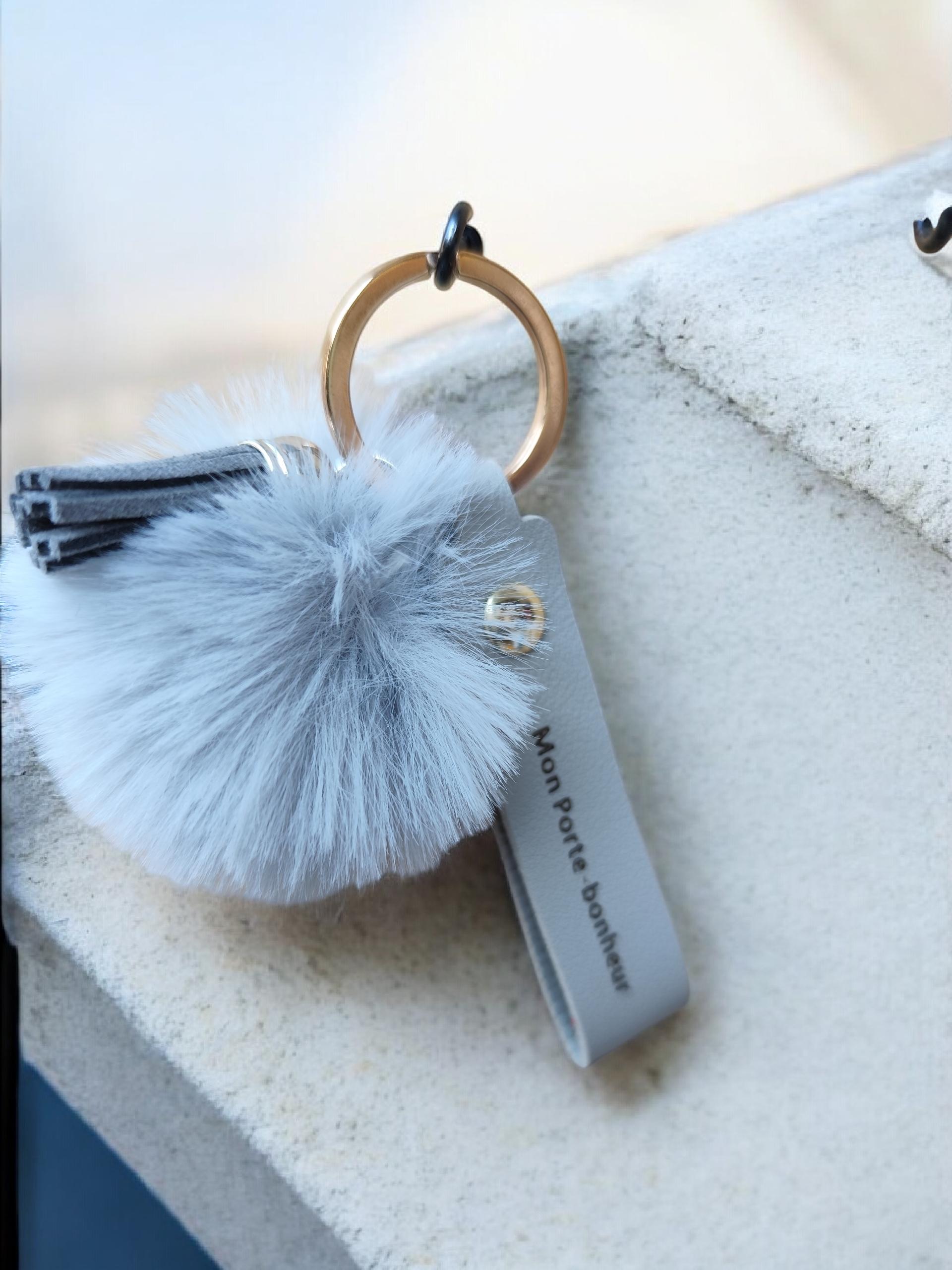 Porte-clé “Mon Porte-Bonheur” – Gris Perle & Pompon Douceur  ✨ Description